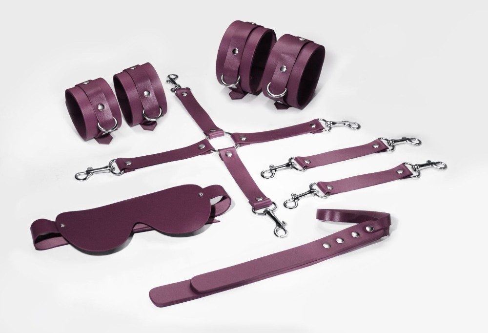 Набір Feral Feelings BDSM Kit 5 Burgundy, наручники, поножі, хрестовина, маска, падл - зображення 1